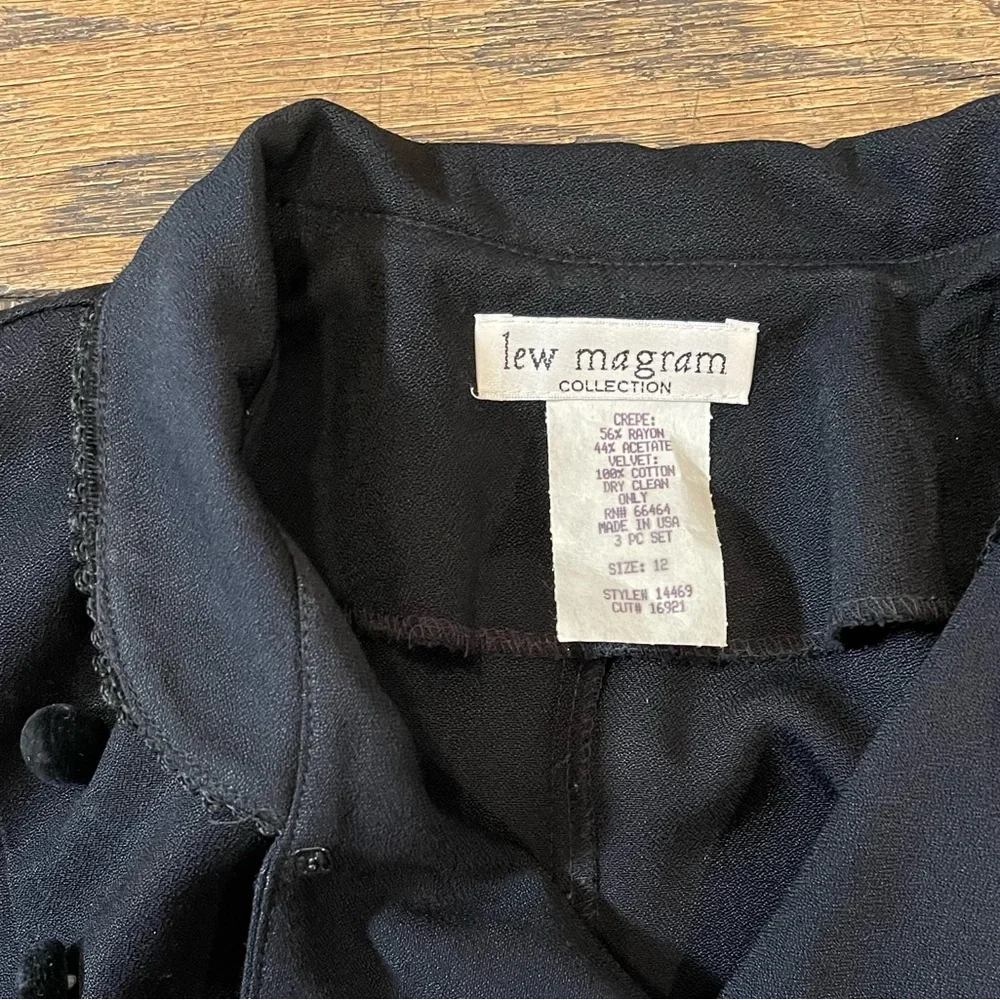 Lew Magram Collection 2-piece black skirt suit - Picture 3 of 6